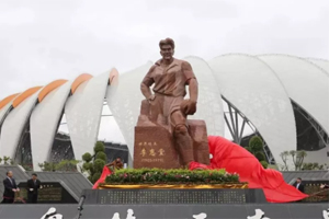 世界球王李惠堂雕像在五华奥体中心落成