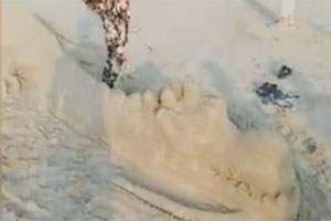 火了，兴宁无臂小伙在海滩边用双脚雕出6米长巨龙！