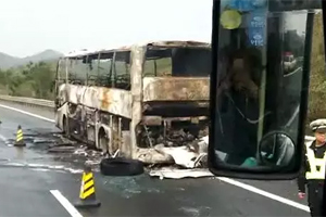 一辆兴宁—广州的大客车在五华路段突发大火！