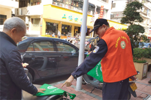 大埔林业局干部职工穿上“红马甲”走上了街头，只为...