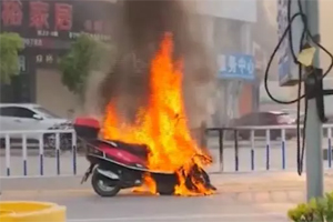 兴宁永泰路口一摩托发生自燃，疑似为线路老化导致！