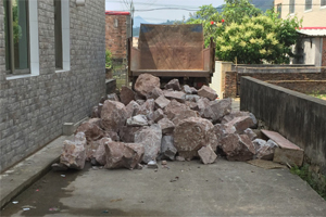 什么仇什么怨？平远这条村道为啥老是被堵…