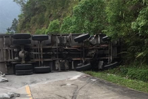 满载水泥货车在下坡路段侧翻，司机不幸身亡！事发丰顺八乡山