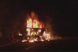 昨天凌晨，兴宁一辆运载水泥的大货车突起大火！