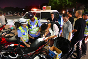 现场视频曝光！梅州警方“突袭”飙车党~