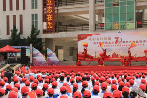 兴宁千人唱响《我和我的祖国》，献礼新中国成立70周年