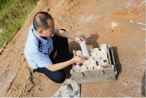 惊悚！梅县一地方发现908枚雷管，还有未开封的！