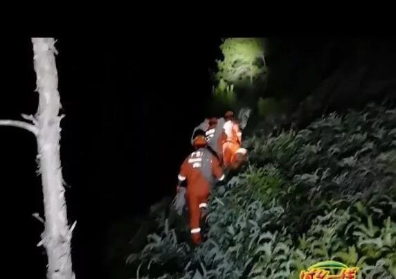 梅州一群众坠落山崖 消防连夜救援