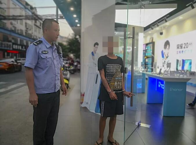兴宁手机店一分钟被盗9部手机，3名未成年人落网！