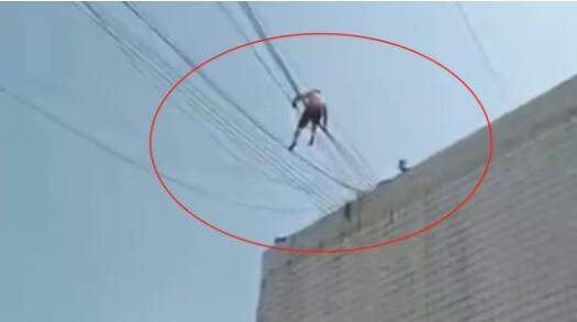 梅州一名社会青年爬上教师宿舍楼顶跳楼