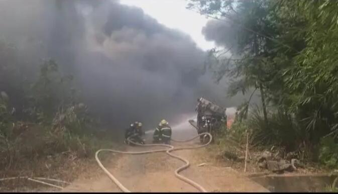 吓！梅州一汽修厂旁发生火灾，十几辆小车瞬间被烈火吞噬……
