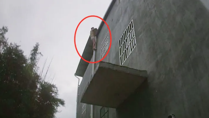 危险，梅州一男子光着膀子攀爬天台下水管，怎么回事？