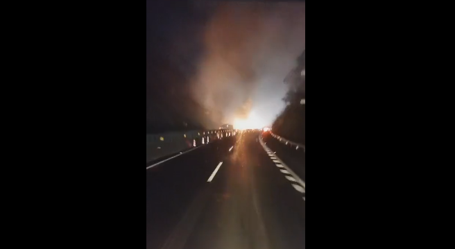 梅州高速上发生事故！一辆货车燃起熊熊大火！