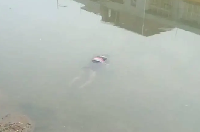 梅州一人漂浮在水面上…什么情况？