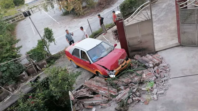 突发！梅州某驾校一辆车撞倒一堵墙！
