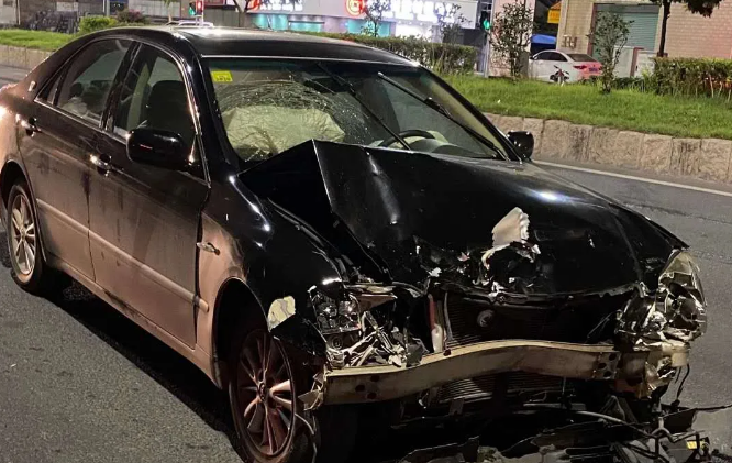 梅州环城路两车相撞，安全气囊弹出！车辆破损严重，整个车头凹陷