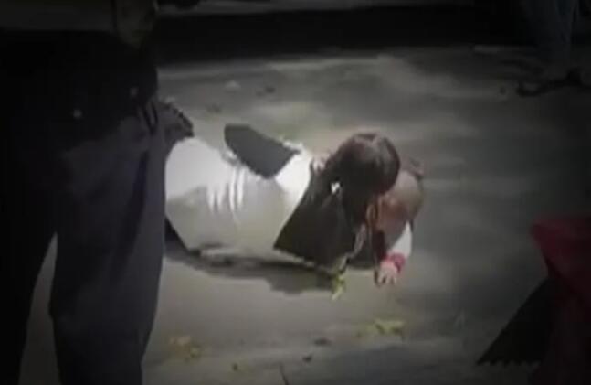 梅州一女子怀抱婴儿摊地上“人肉”抢车