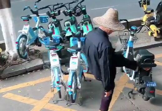 推倒，猛踹！梅州一老人街头“狂虐”共享单车！